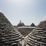 16 Trulli E Giardini * Альберобелло
