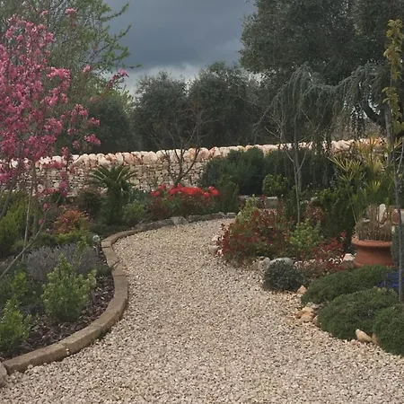 16 Trulli E Giardini Apartment