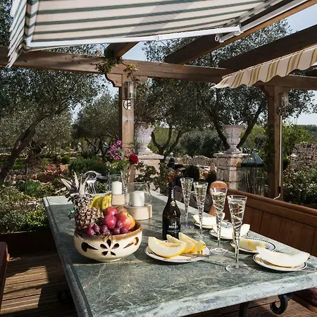 16 Trulli E Giardini