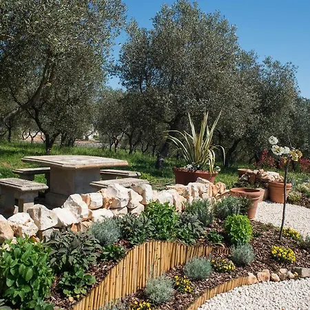 16 Trulli E Giardini Apartment