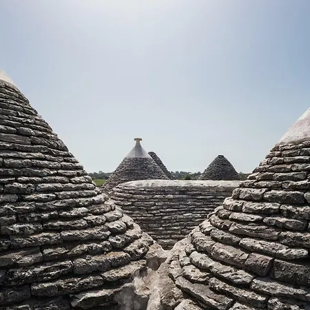 16 Trulli E Giardini * Αλμπερομπέλο